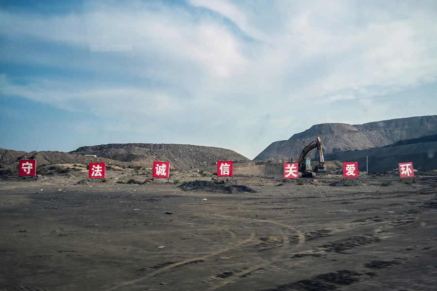 Click to view full size Wuhai City: "Care for the Environment"