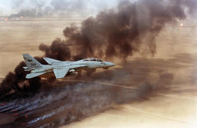 1280px-F-14A_VF-114_over_burning_Kuwaiti_oil_wells_1991