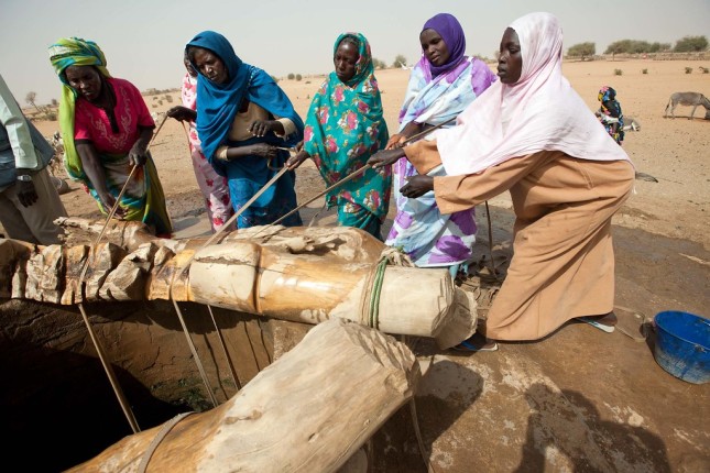 Deputy Joint Special Representative Aichatou Mindaoudou Souleymane visits Kuma Garadayat (North Darfur) and presents the project for new schools and a clinic.