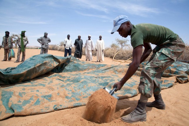 UNAMID South African troops deliver 30,000 liters of water to build a clinic in Forog (North Darfur)