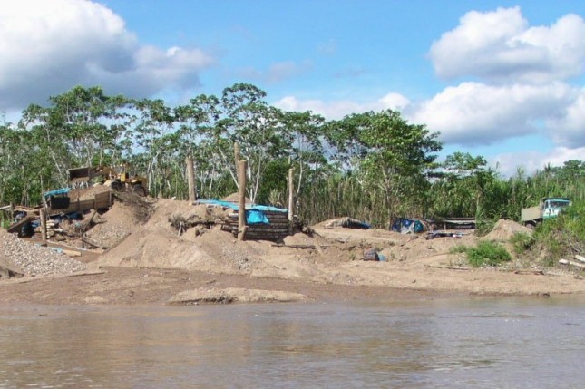 gold-mining-along-the-MDD-river_2004