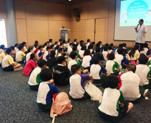 An outsource educator giving a lecture at the Lecture Hall in NEWater Visitor Center (Photo credit: Author)