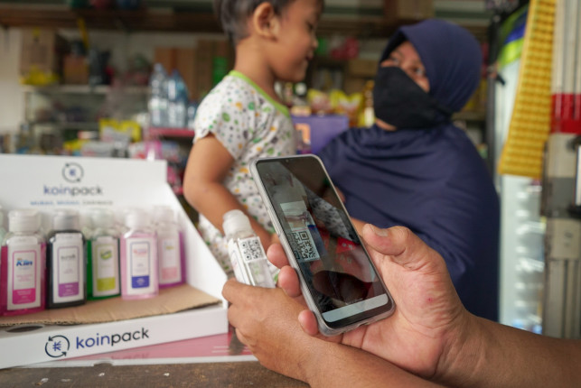 Warung owner registers Koinpack refill bottle into the system