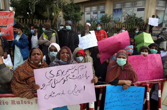 Karachi,,Pakistan,-,Dec,30:,Residents,Of,Baldia,Town,Are