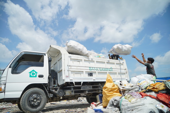 Bank Sampah's workers loading a truck
