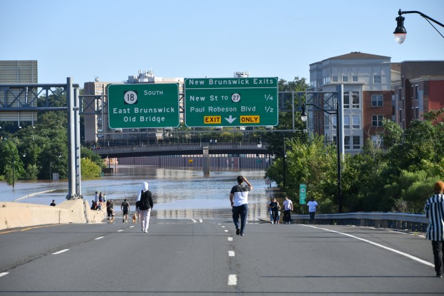 New,Brunswick,,Nj,Usa,-,September,2,,2021:,People,Walk