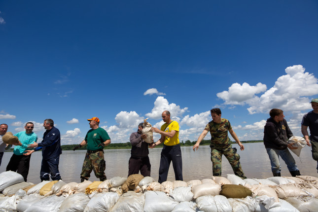 abac,,Serbia,-,May,18,,2014:,People,Put,Sandbags,To