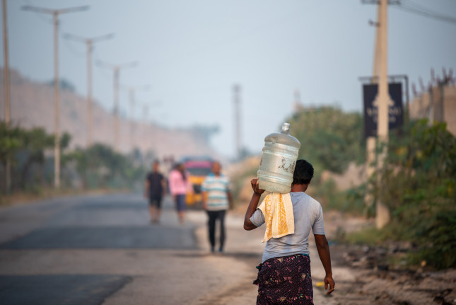 Hyderabad,telangana,india,,November,20,,2019,,An,Indian,Man,Carries,Water,In