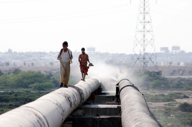 Karachi,,Pakistan,-,May,12:,Two,Children,Pass,Over,A