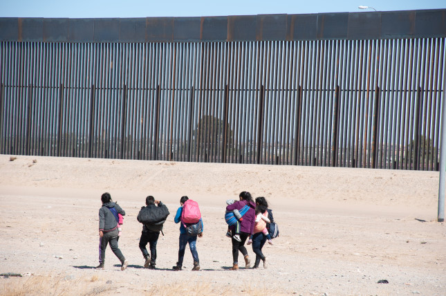 Juárez,,Chihuahua,,Mexico,03-26-2021,Central,American,Migrants,Cross,The,River