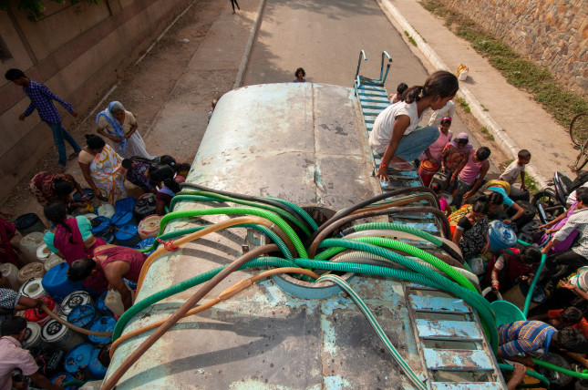 New,Delhi,,India-,April,17,2013:,People,Using,Lengths,Of