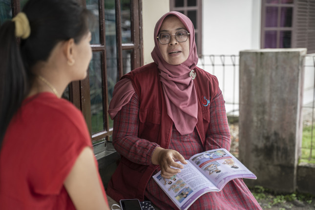 Ida Royani, Jamilah Volunteer provide counseling to Risni Apriani a pregnant mother about what to do during pregnancy in Bojongmanik Sub-District, Lebak, Banten Indonesia. (Oscar Siagian/ USAID-JALIN)