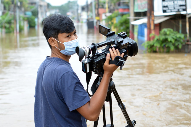 Bekasi,,Indonesia,-,February,20,2021:television,Journalists,Covering,The,Bekasi,Flood