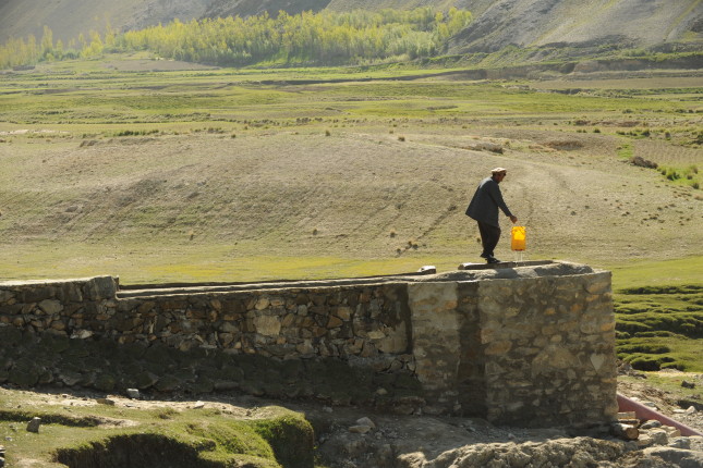 Warduj,,Afghanistan,-,June,4:,Unidentified,Man,Draws,Water,From