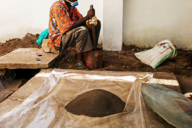 In,Africa,,Hard,Work,Congolese,Grounding,Coltan,Ore.,Widely,Used
