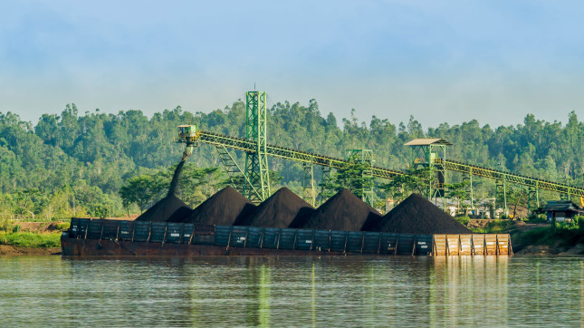 Conveyor,Loading,The,Barge,With,Black,Coal,From,The,Stockpile