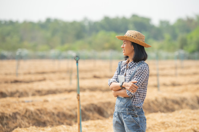 Smart,Farm.,Beautiful,Farmer,Use,Tablet,To,Control,Her,Farm