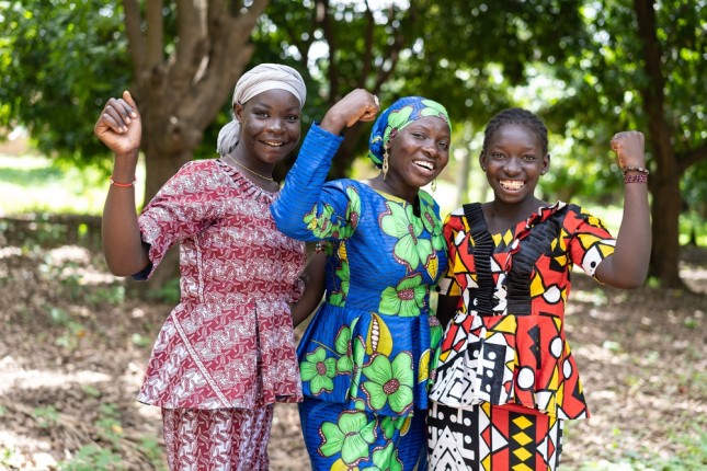 Group,Of,Young,Black,African,Villagers,In,Colourful,Traditional,Dresses